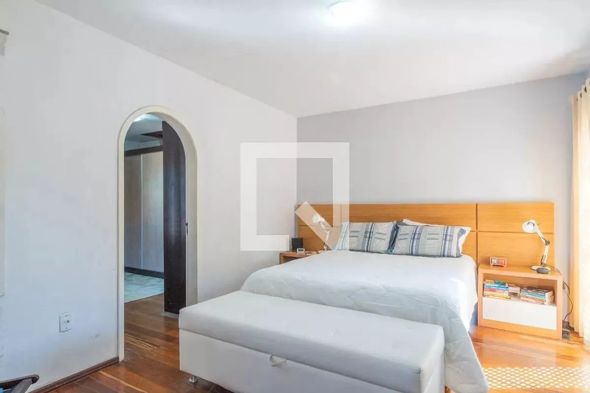 Imagem Casa á venda com 3 dormitórios no bairro Ipanema em Porto Alegre