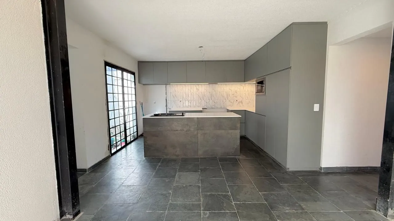 Imagem Casa semi reformada com 4 dormitórios e 4 vagas no Chácara das Pedras próx. Joao Wallig.