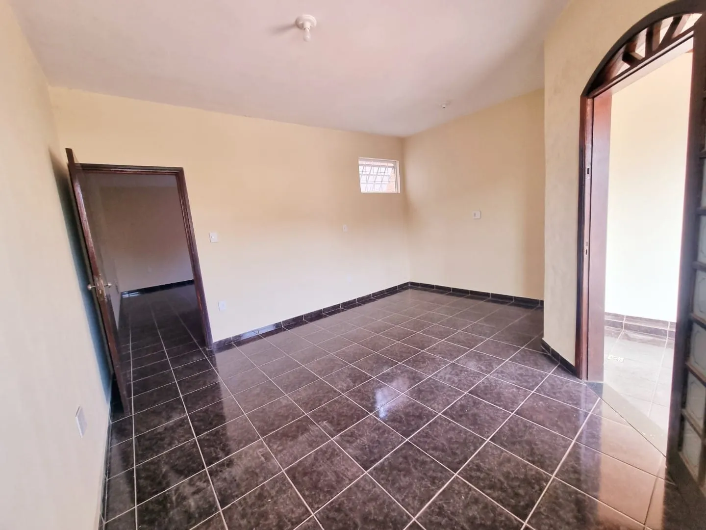 Imagem Sobrado Imponente com 3 Pavimentos, Suíte Master, Terraço Panorâmico e Garagem para 2 Carros em Excelente Localização