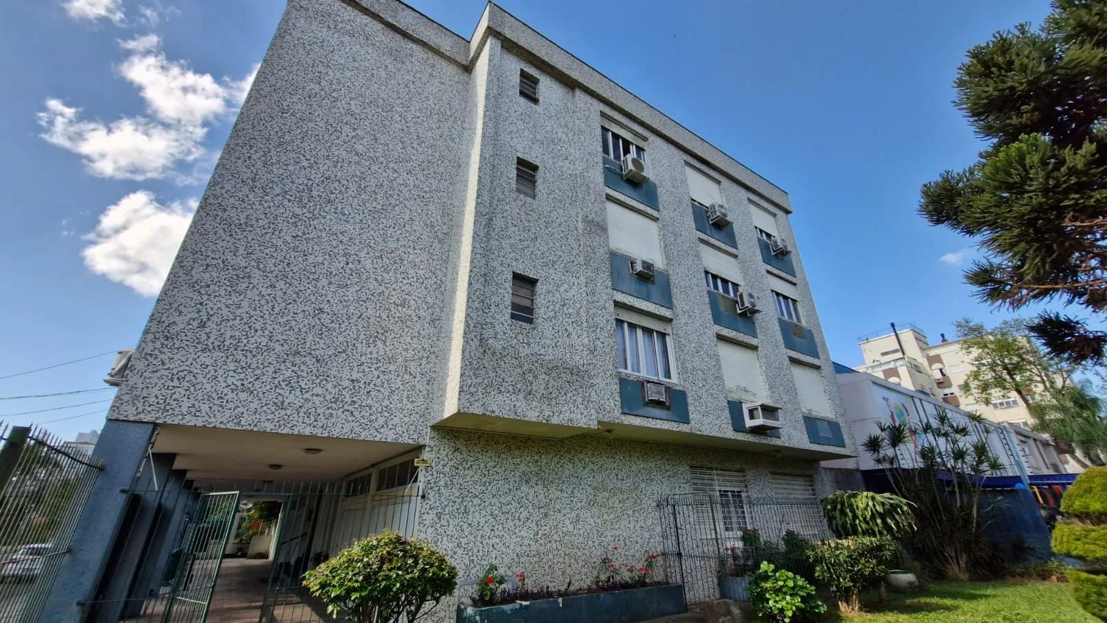Imagem Apartamento no Menino Deus com 2 dormitórios e dependência de empregada com banheiro