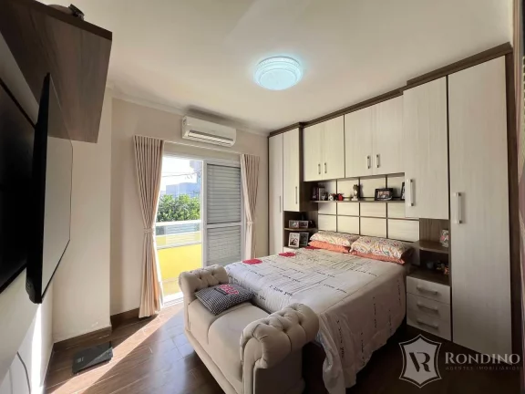 Imagem Oportunidade - Casa Sobrado em condomínio, com 03 dormitórios e piscina.