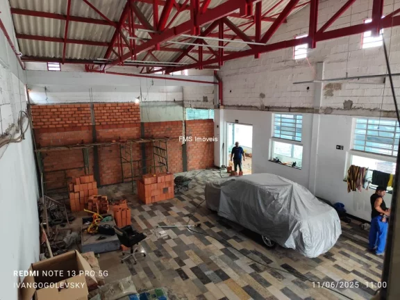 Imagem Galpão comercial de alto padrão para locação na Barra Funda, São Paulo-SP: 2 banheiros, 4 vagas e 279m² de área.