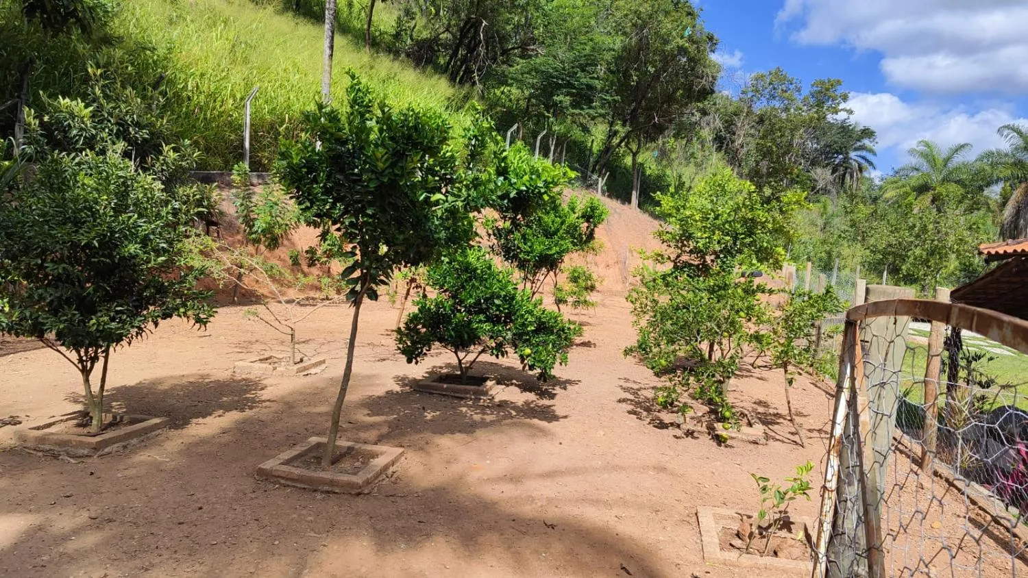 Imagem Linda chácara à venda em Contagem/MG com 2.400 m² em condomínio fechado