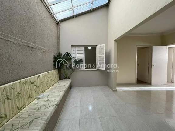 Imagem Casa bairro no Chácara da Barra em Campinas/SP. São 185m² de construção, sala estar com ar-cond...