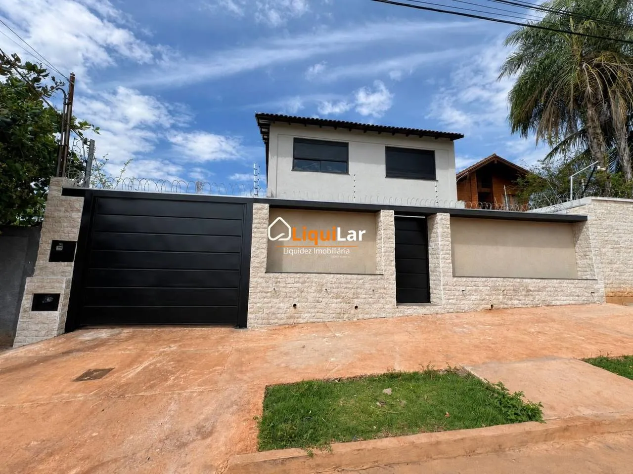Foto do imóvel Sobrado com Aptidão Comercial na Vila Rosa Pires | 4 Quartos, Suíte e Localização Estratégica