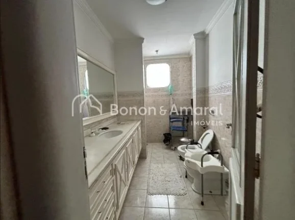 Imagem Amplo e elegante, este apartamento oferece um living integrado a vários ambientes, sala de TV aconc...