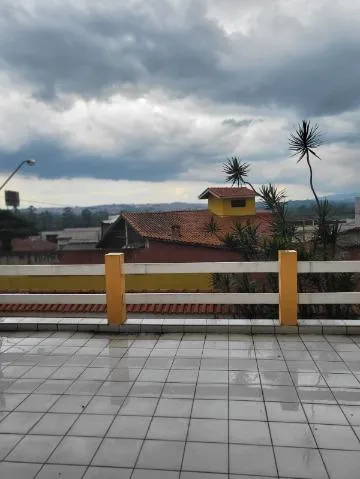Imagem VENDA E LOCAÇÃO DE SOBRADO NA VILA VIRGÍNIA, EM ITAQUAQUECETUBA/SP, 200m² com varanda, jardim, cozinha ampla, 3 salas e suíte com hidro. CONSULTE-NOS.