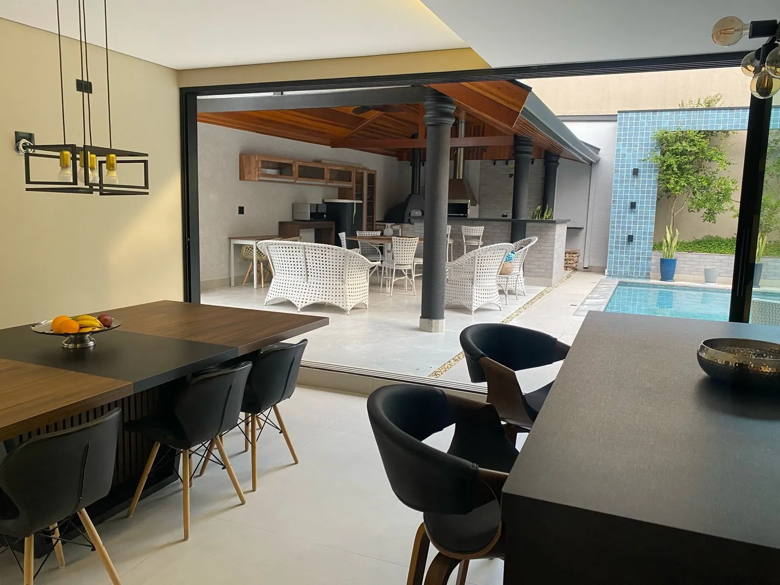 Imagem Casa de Alto Padrão à Venda no Alphaville 01 em Barueri, 5 suítes, 530 m², piscina, sauna, sala de cinema e terreno de 631 m²