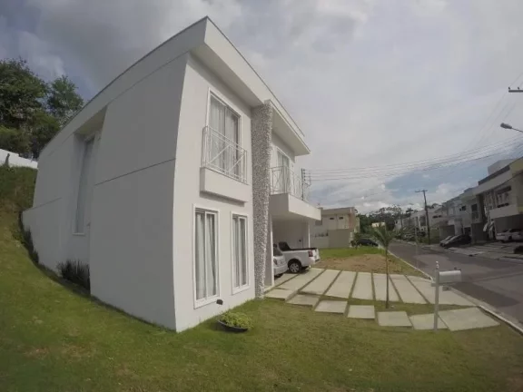 Imagem Requinte e sofisticação você encontra nessa casa , com 3 suítes uma com banheira hidromassagem, piscina, sala de cinema , localização privilegiada
