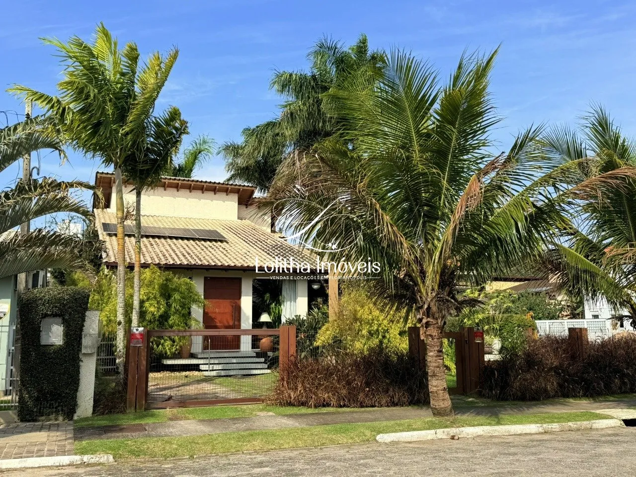 Imagem Casa com 3 Suítes, Piscina e Churrasqueira à venda em Jurerê - Florianópolis/SC