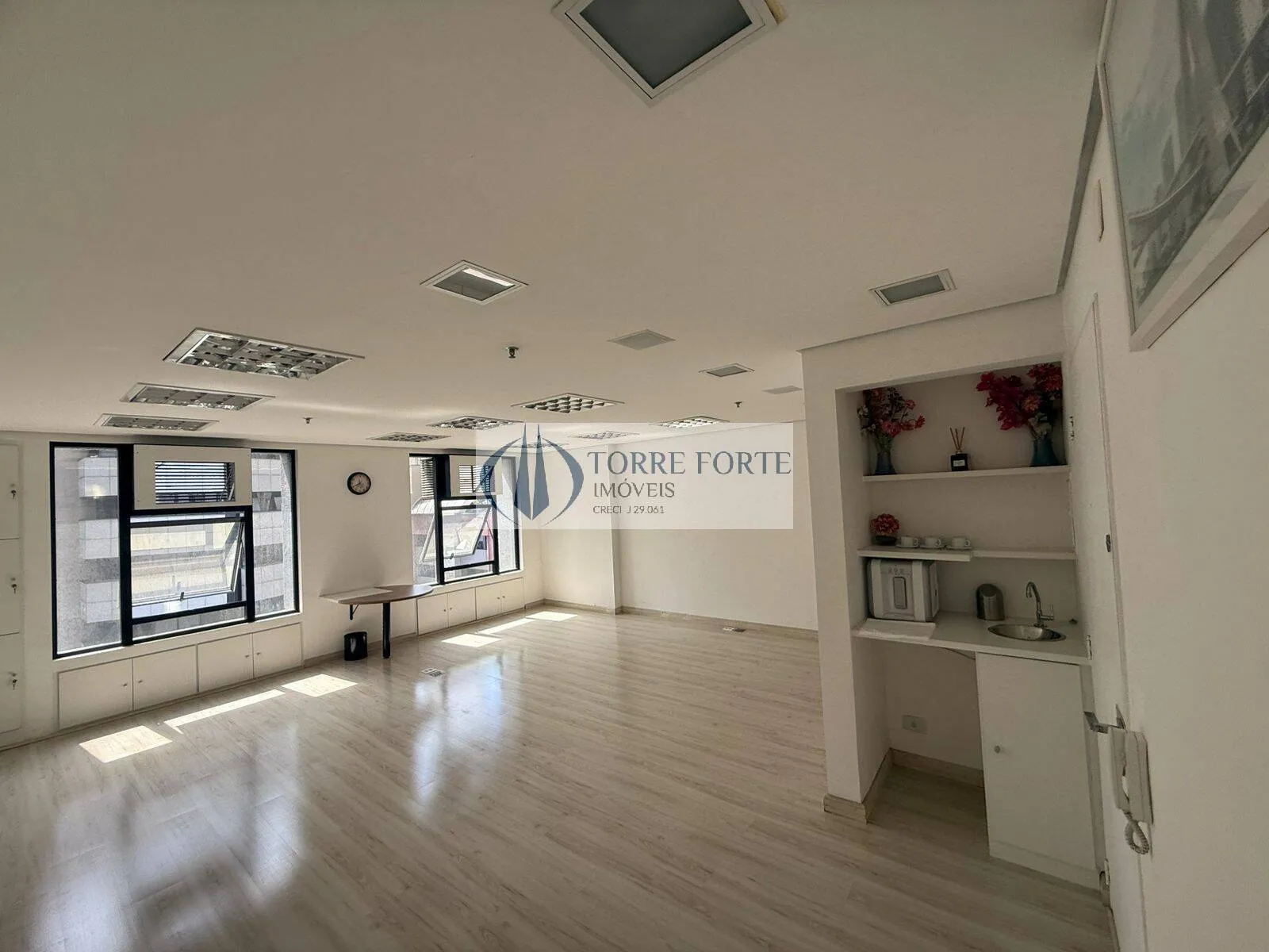 Imagem Ótima sala comercial com 42 m², 1 banheiro, 1 vaga de garagem, no Brooklin