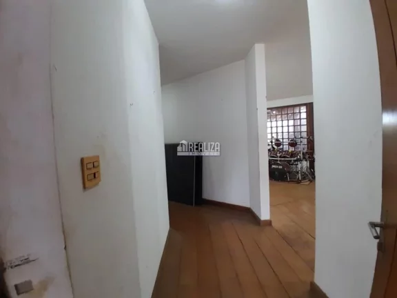 Imagem Casa à venda no bairro Nossa Senhora da Abadia, em Uberaba: 4 dormitórios, suíte, área de lazer e mais!