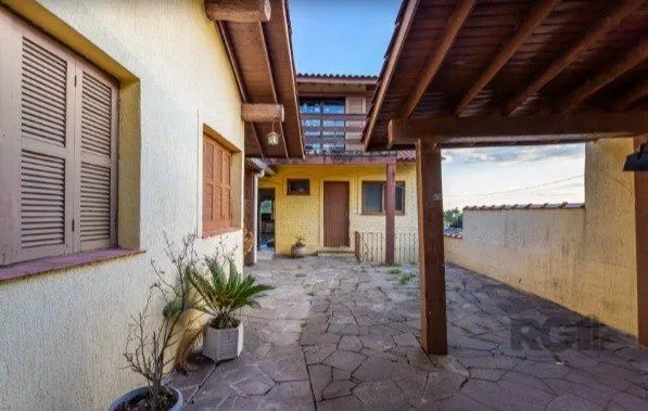 Imagem Casa no Bairro Vila Assunção com 4 dormitórios sendo 1 suíte e vista para o Guaíba