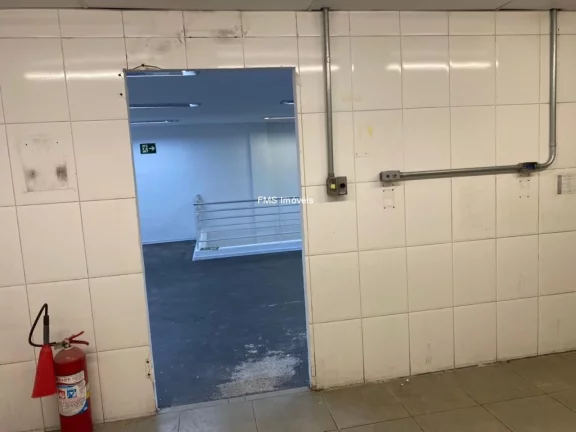 Imagem Galpão Comercial de 477m² com 2 Banheiros para Locação na Lapa, São Paulo-SP