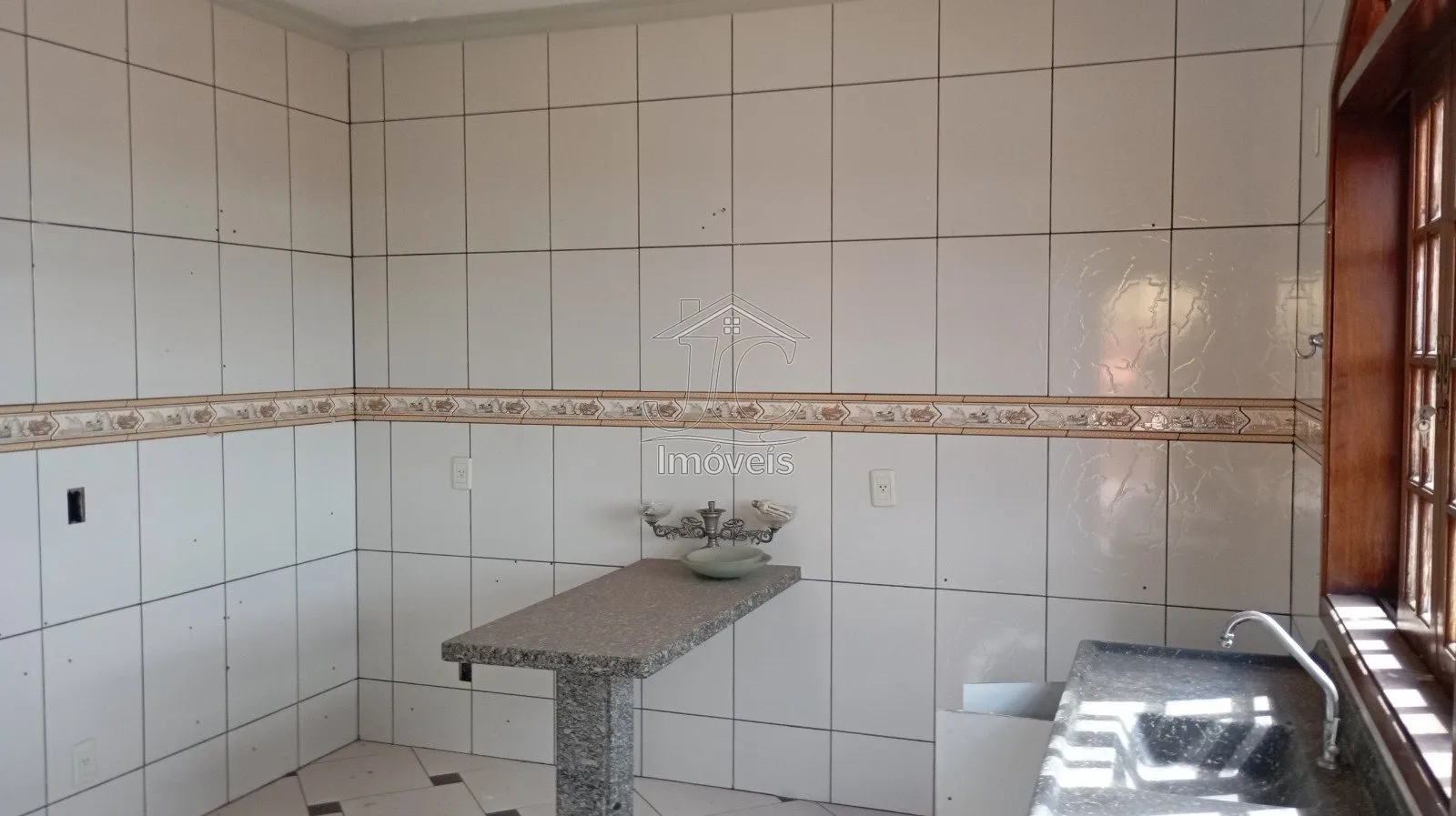 Imagem Casa com 3 quartos com barracão comercial no piso inferior à venda em Valinhos.