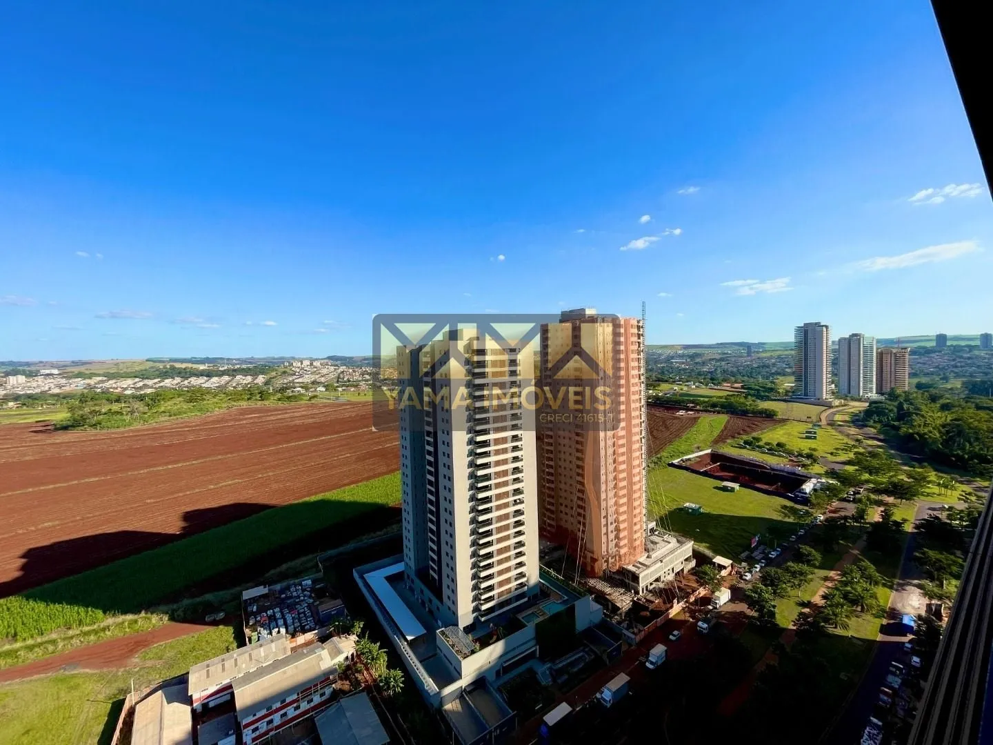 Imagem Perspective - Edifício Perspective Apto no 26 andar com uma vista incrível, pronto pra morar. Na configuração 3 suítes (1 máster com closet e Jacuzzi) 3 vagas