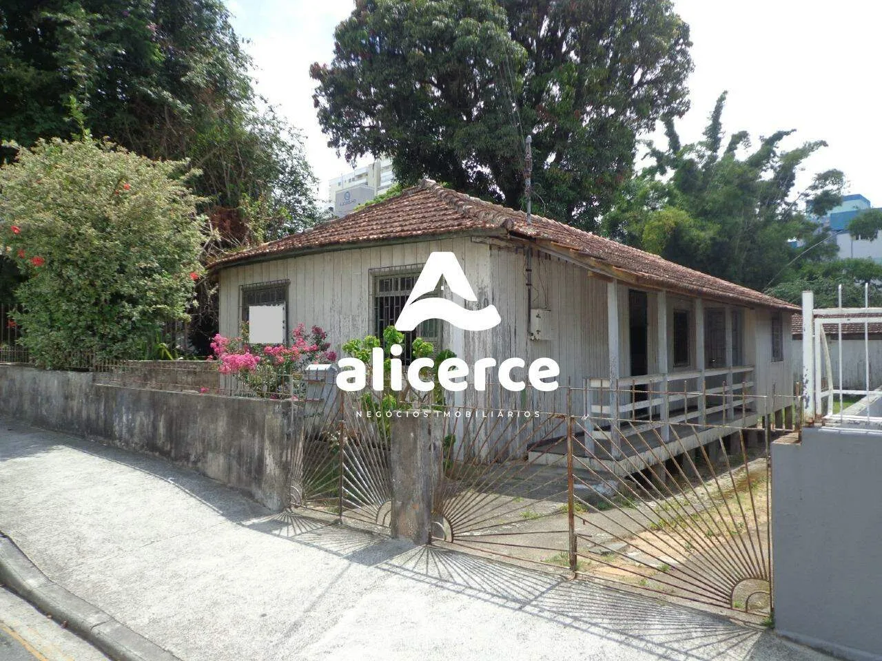Imagem Terreno à venda com , 678m² em Barreiros São José