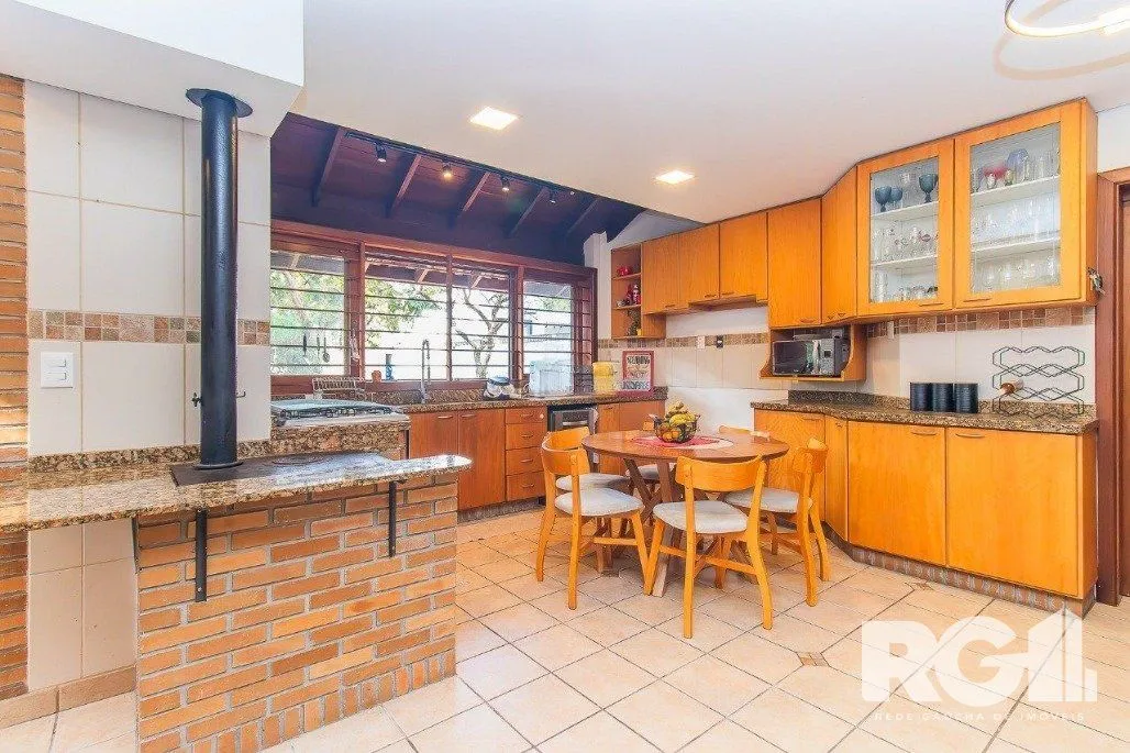 Imagem Casa espaçosa com 3 dormitórios, pátio com piscina e 4 vagas