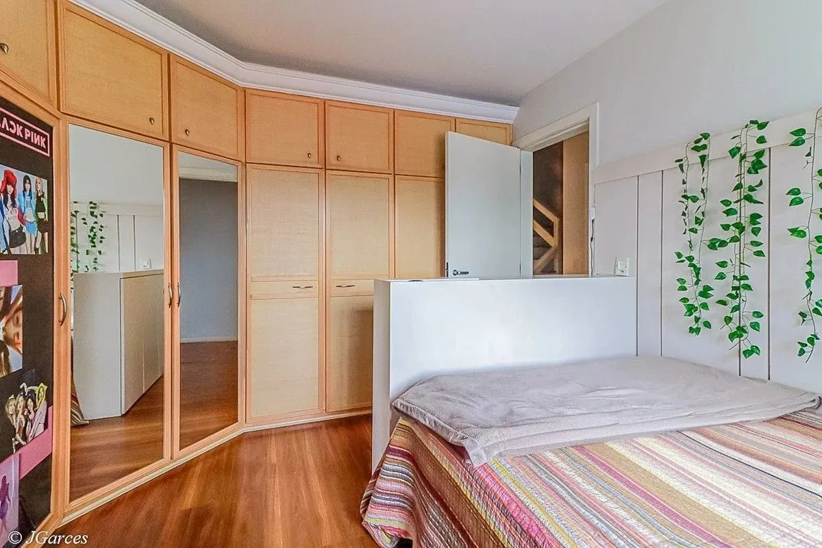 Imagem Casa em Condomínio à venda com 286m², 3 dormitórios, 1 suíte, 3 vagas, no bairro Jardim Isabel em Porto Alegre