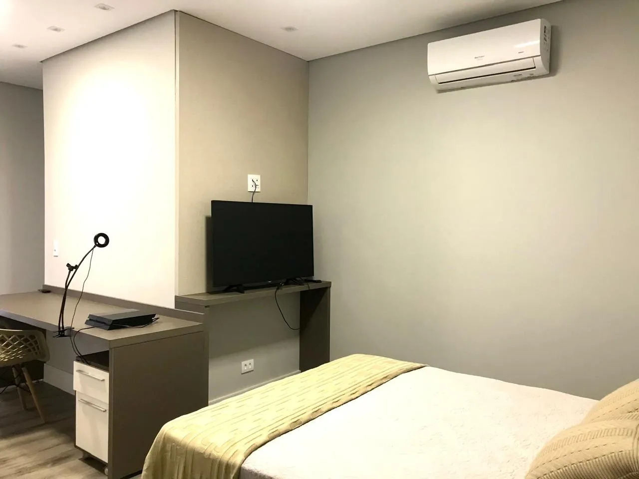 Imagem Casa de Alto Padrão à Venda no Alphaville 01 em Barueri, 5 suítes, 530 m², piscina, sauna, sala de cinema e terreno de 631 m²