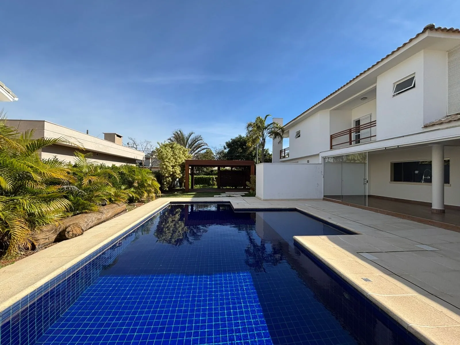 Foto do imóvel Casa de alto padrão à venda no Lago Azul Golf Club, com 4 suítes, piscina aquecida e 640 m² construídos em CHÁCARA SANTA TEREZINHA, ARAÇOIABA DA SERRA - SP