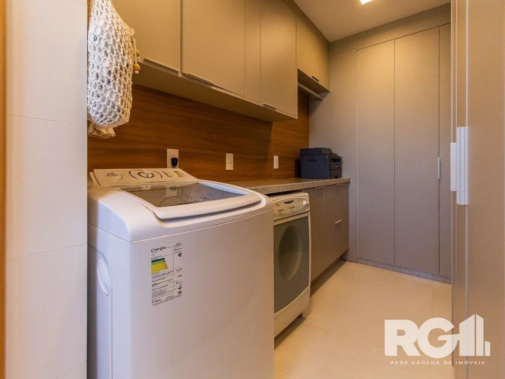 Imagem Belíssimo apartamento todo decorado por arquiteto. Apartamento com 170 m2, 3 suítes, sendo 1 suíte máster no bairro Petrópolis.