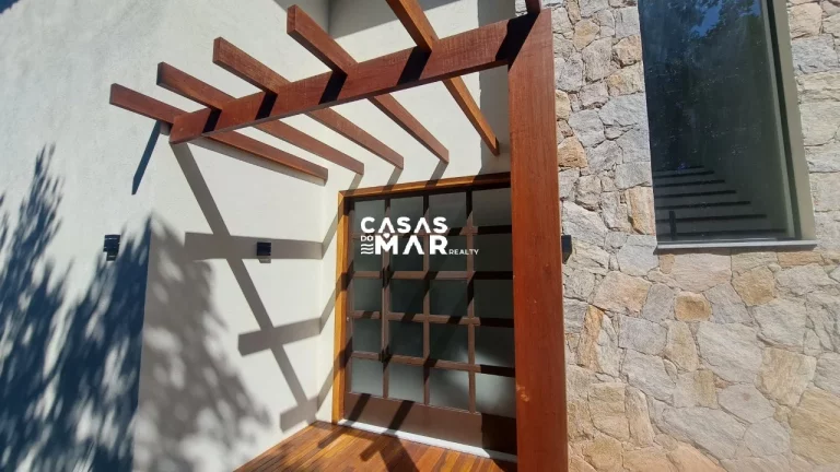 Imagem Casa de Luxo em Condomínio na Praia Rasa: 5 Quartos, 5 Suítes e 260m² em Armação dos Búzios-RJ
