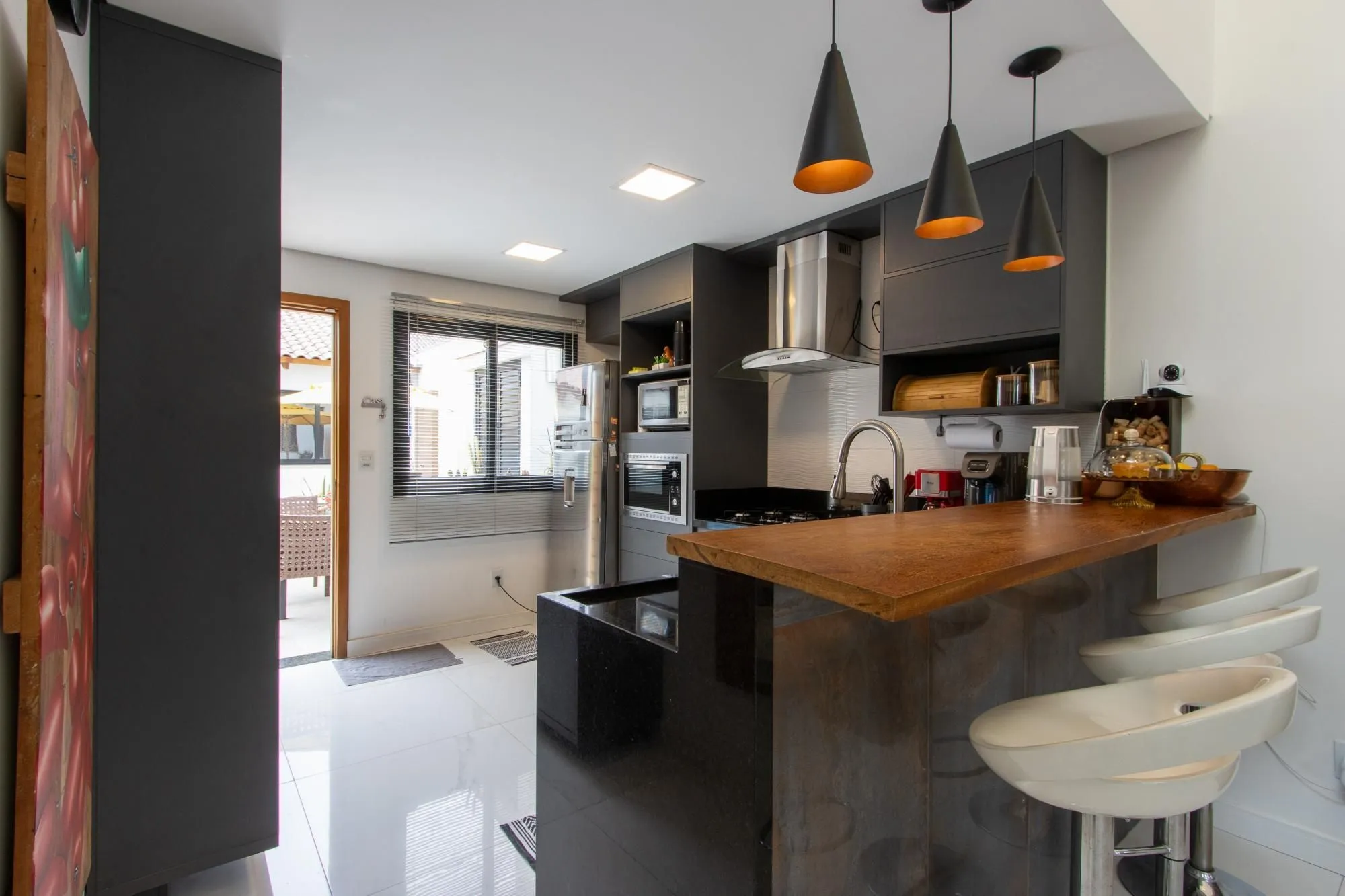 Imagem Excelente casa de alvenaria, 4 dormitórios, 2 suítes e 2 vagas de garagem.