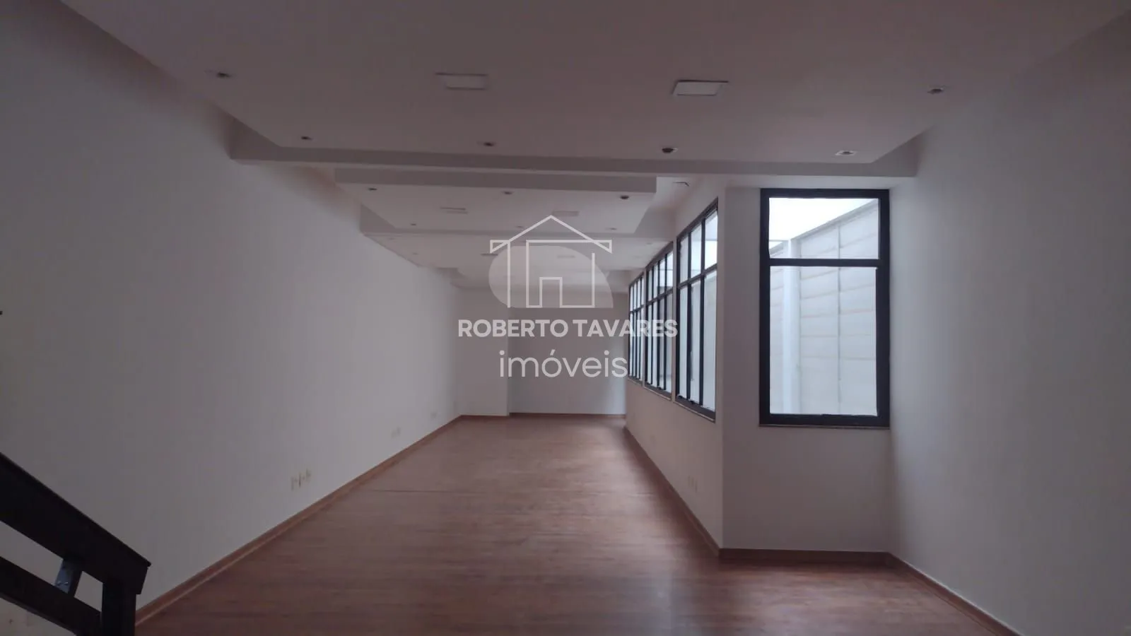 Imagem Prédio Comercial em Santa Cecília 450m² - Vão livre, 9 banheiros, 12 lavatórios, 4 pontos de chuveiro c/ box, 9 garagens, com quarto e banheiro de apoio.