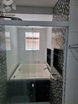 Imagem Casa de alto padrão em condomínio na Barra da Tijuca, Rio de Janeiro: 4 quartos, 3 suítes, 3 vagas, 250m². Imperdível!