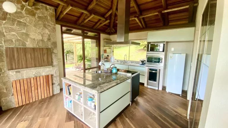 Imagem Imóvel de Luxo na Praia da Silveira: Casa com 3 Quartos, 1 Suíte e Garagem em Garopaba-SC!