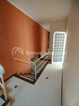 Imagem Casa com 3 Suítes confortáveis com armários embutidos e uma das suites tem banheira;
2 Salas de e...