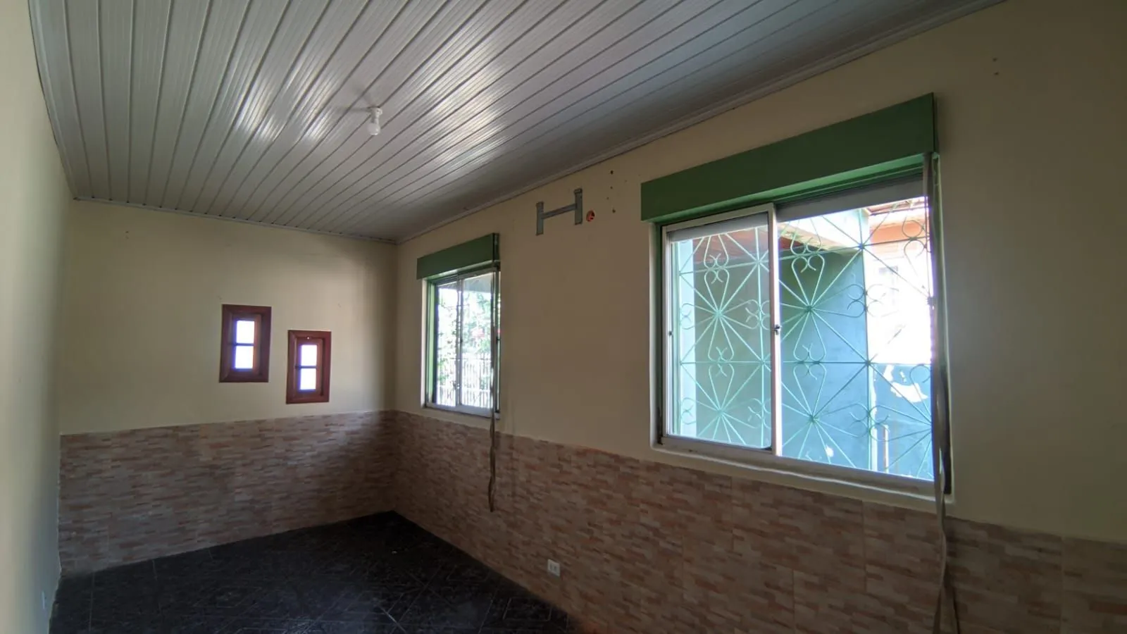 Imagem Casa com pátio, 2 dormitórios, Avenida Vinte e Um de Abril - bSarandi