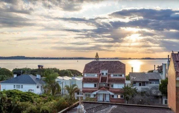 Imagem Casa no Bairro Vila Assunção com 4 dormitórios sendo 1 suíte e vista para o Guaíba