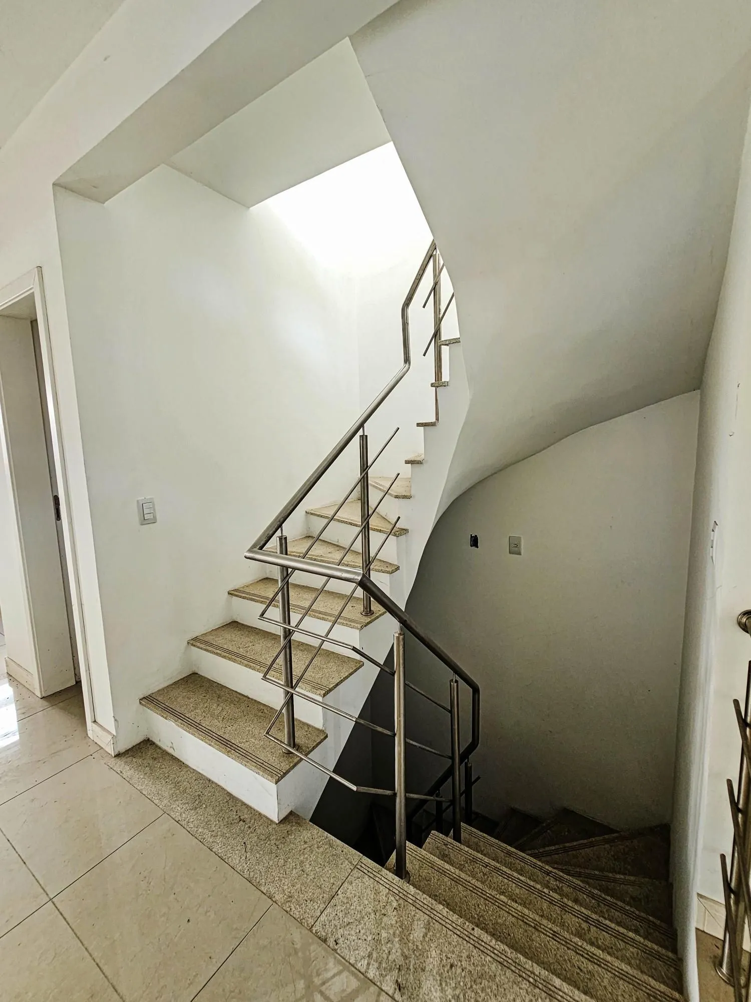 Imagem Casa 3 andares de 250,88m², com elevador novo