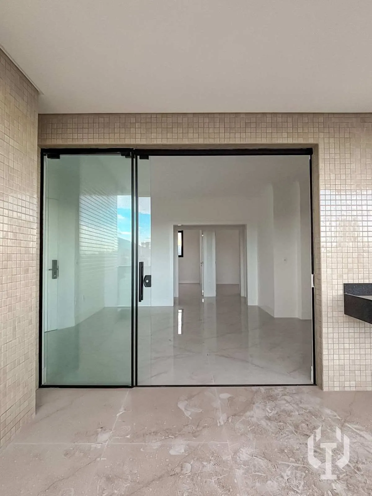 Imagem Apartamento de 3 suítes e 3 vagas de garagem em Meia Praia