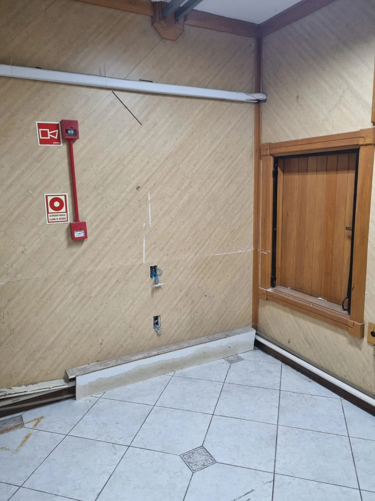 Imagem Loja Térrea de Frente à Venda no Centro Histórico de Porto Alegre