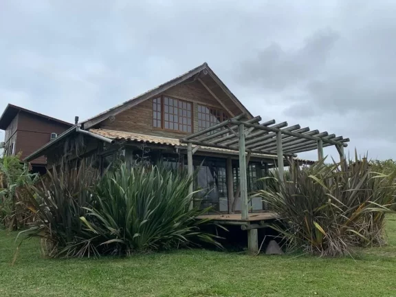 Imagem Casa Espaçosa com Vista para Lagoa em Ibiraquera, Imbituba-SC