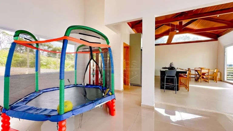 Imagem Residência com Arquitetura Imponente e Vista Permanente