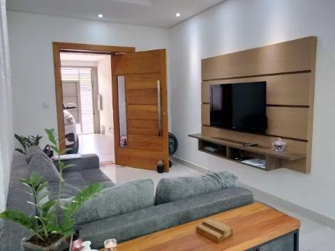 Imagem VENDA DE SOBRADO NO JARDIM VIA DUTRA, EM ARUJÁ/SP, 58m² com 3 quartos, suíte, cozinha com armários, varanda com churrasqueira e 02 vagas. CONSULTE-NOS