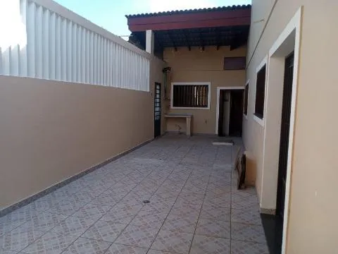 Imagem LOCAÇÃO COMERCIAL DE CASA NO JARDIM PLANALTO, EM ARUJÁ/SP, 400m² com 4 dorm, 3 salas, quintal amplo, churrasqueira e garagem p/ 4 autos. CONSULTE-NOS.
