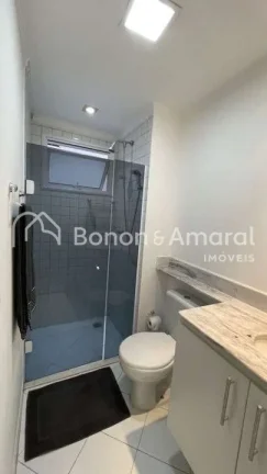 Imagem Este amplo apartamento em andar alto oferece excelente ventilação e uma vista livre para a cidade....