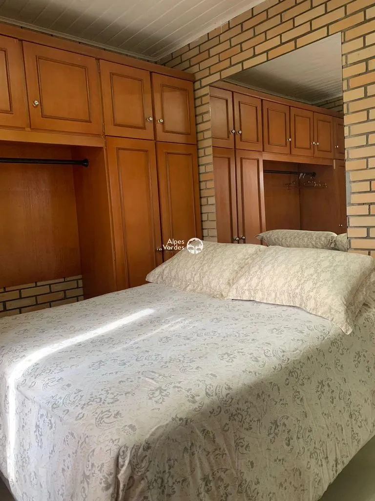 Imagem VENDE-SE CASA COM 03 QUARTOS NA CIDADE DE GRAMADO, A 05 MINUTOS DO CENTRO.