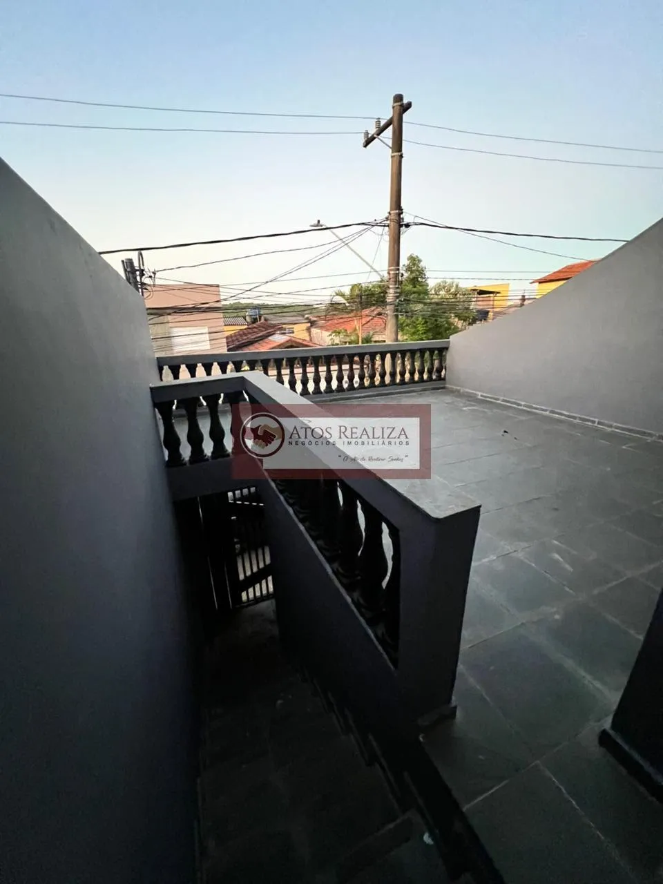 Imagem Alugo Oportunidade no em Interlagos região da cidade Dutra. Sobrado de 108m², imóvel com 2 Suítes, 1 com varanda, Cozinha ampla, Sala de estar, Sala de Jantar, Lavabo, Churrasqueira com cobertura Tetratil Zetaflex, quintal, 2 vagas de garagem cobertas com