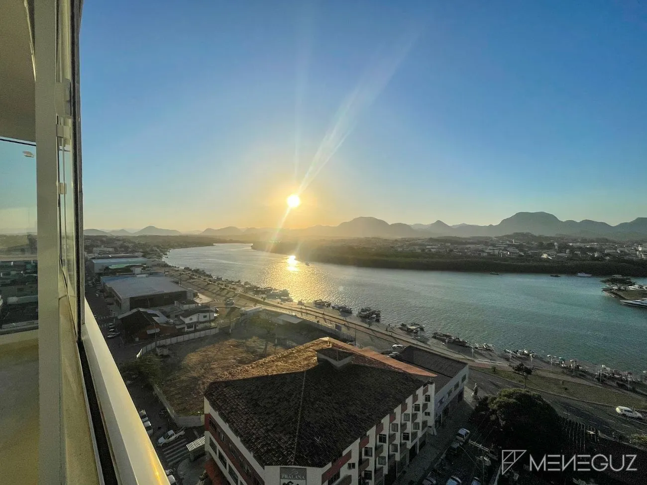 Imagem Apartamento de 2 quartos, com duas vagas de garagem, no centro de Guarapari com vista para o canal - Parcelamento em 60 meses!