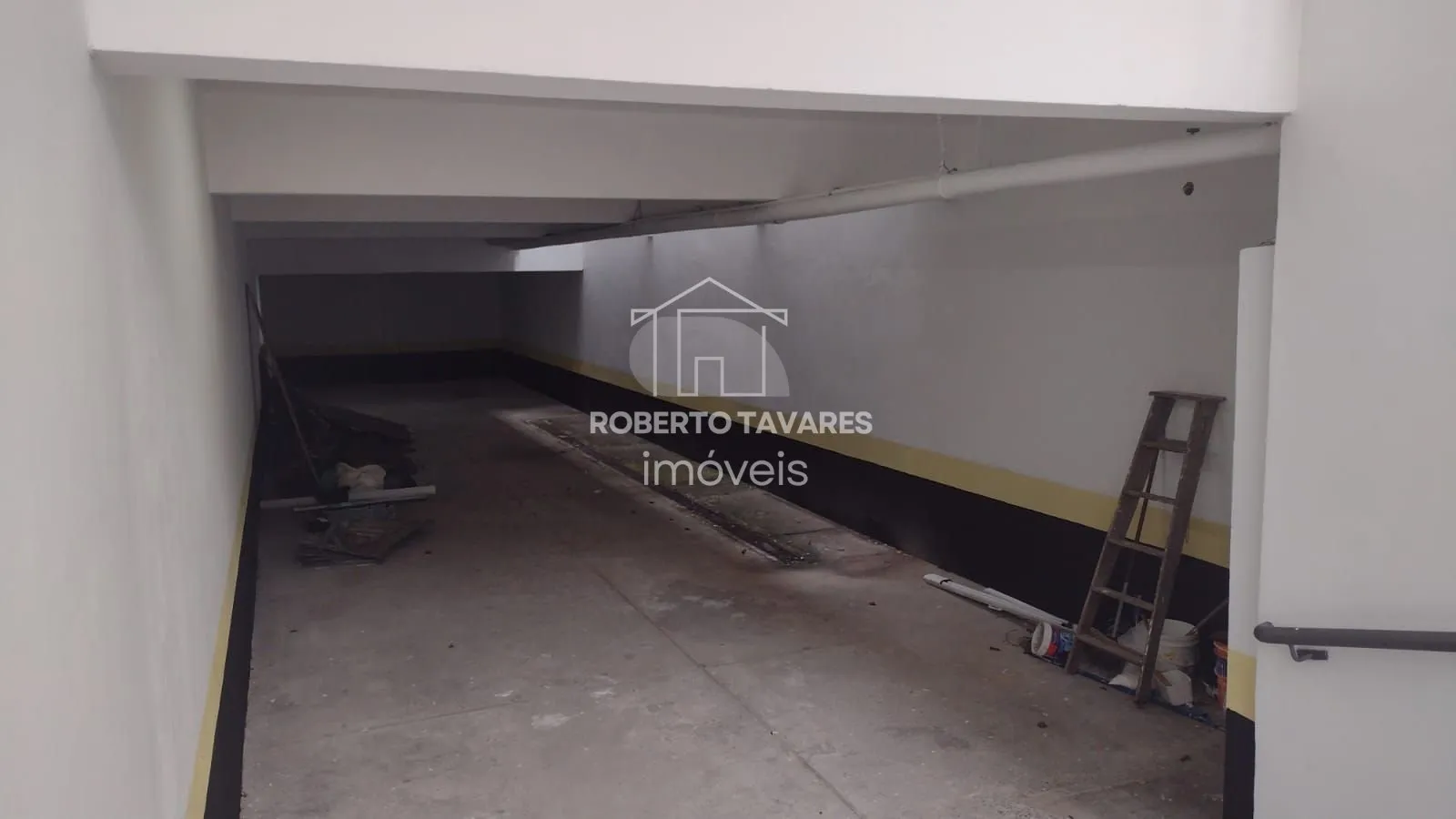 Imagem Prédio Comercial em Santa Cecília 450m² - Vão livre, 9 banheiros, 12 lavatórios, 4 pontos de chuveiro c/ box, 9 garagens, com quarto e banheiro de apoio.