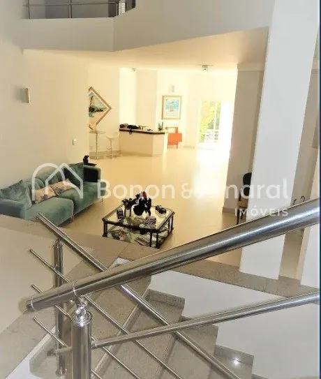 Imagem "Casa Elegante e Aconchegante em Condomínio com Lazer Completo"