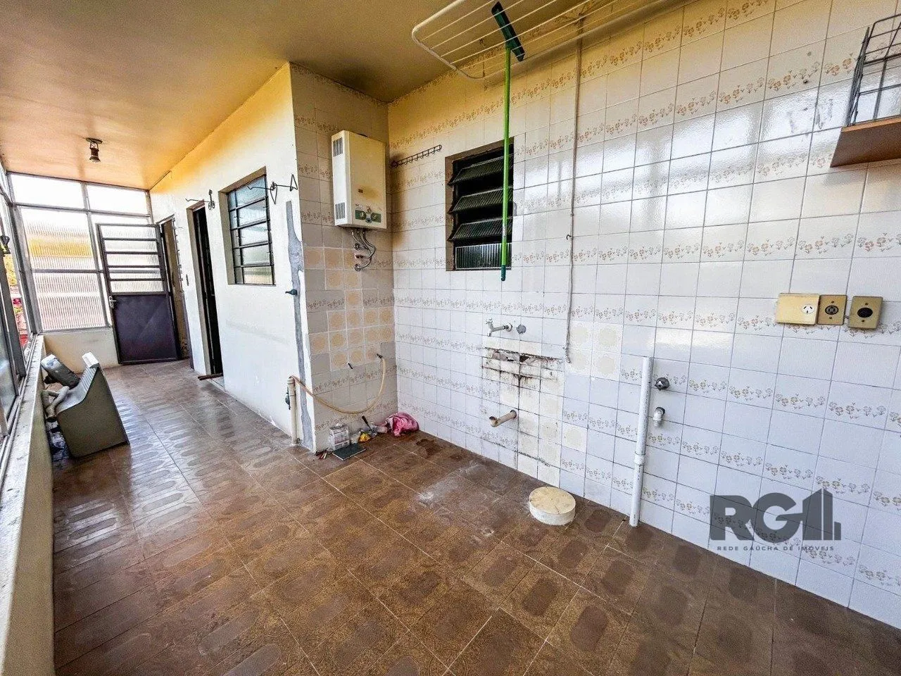 Imagem Casa com 2 salas comerciais, 3 quartos, vaga de garagem churrasqueira, suíte, no bairro Cavalhada, Porto Alegre/RS