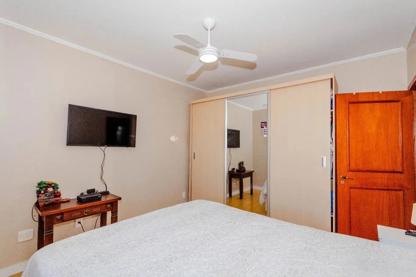 Imagem Ótima cobertura, 2 dormitórios e 1 dependência de empregada e 1 vaga coberta.