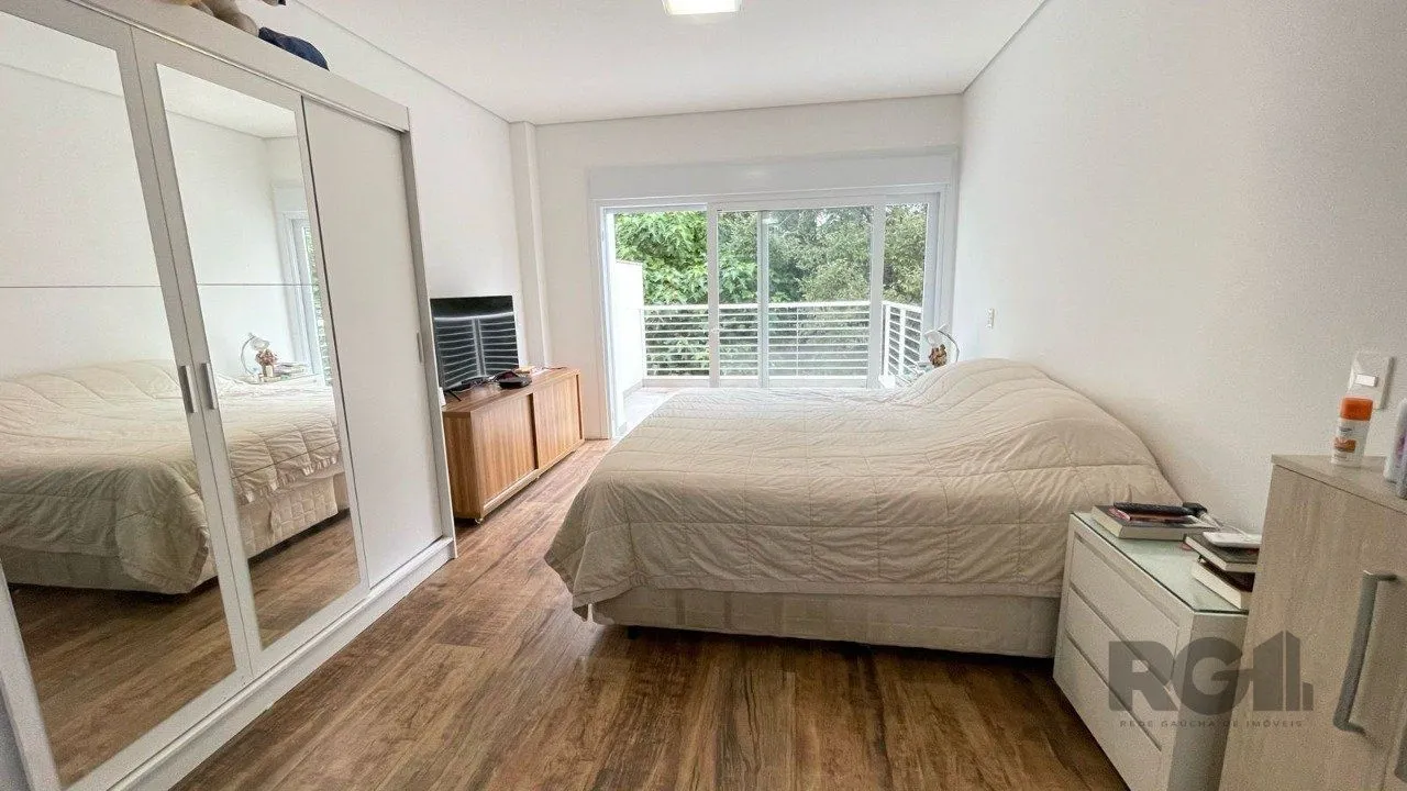 Imagem Casa em condomínio com 3 suítes, no bairro Pedra Redonda, Porto Alegre/RS